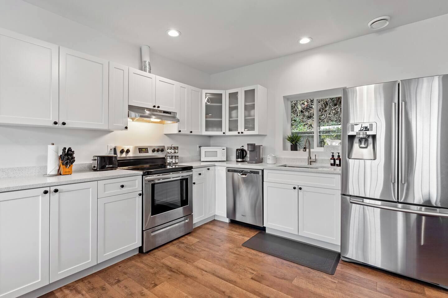 Coffee/tea maker, fridge, microwave, stovetop