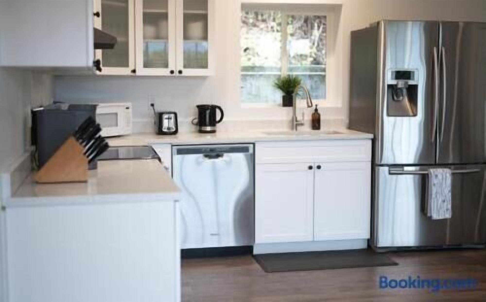 Coffee/tea maker, fridge, microwave, stovetop