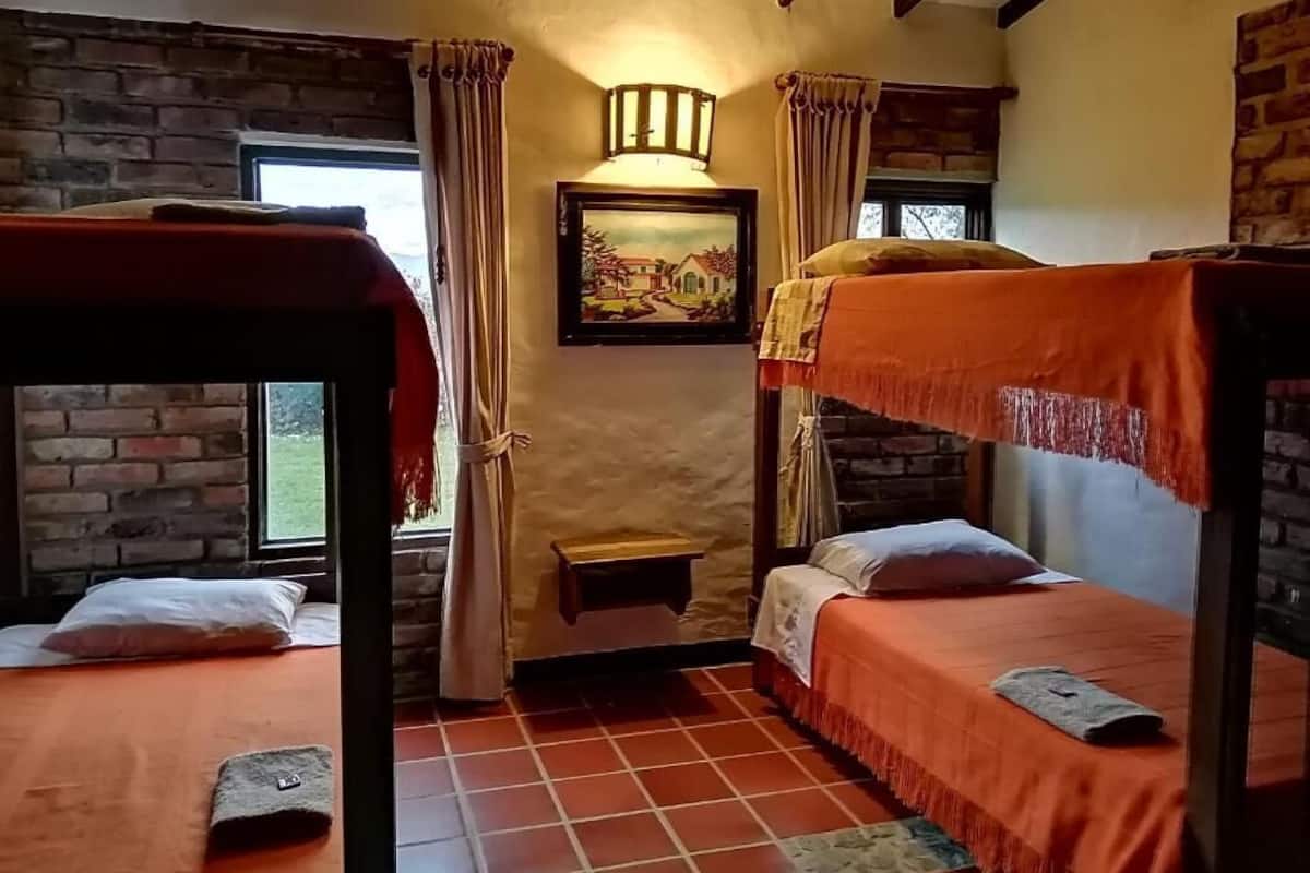 Habitación cuádruple, vista al patio