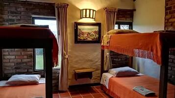 Habitació quàdruple, vistes al pati