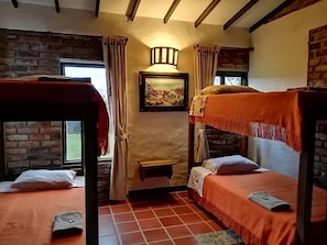 Habitación cuádruple, vista al patio
