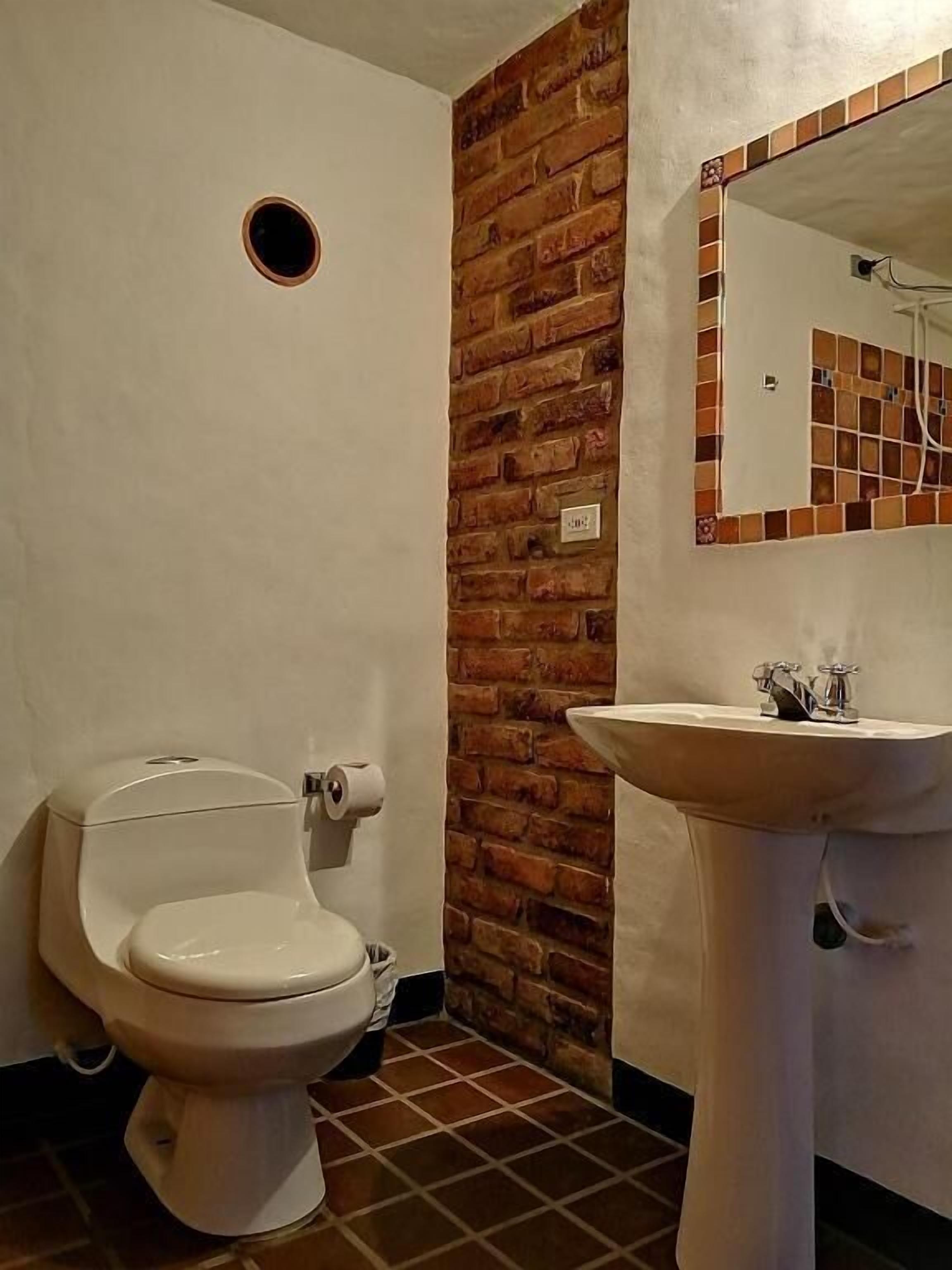Chuveiro, toalhas de banho, sabonete, shampoo