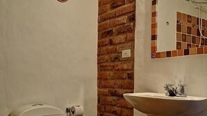 Regadera, toallas, jabón, shampoo