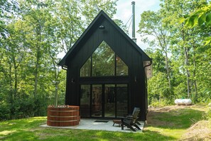 Outdoor spa tub - Modern Luxury Cabin - Hiking Trails - Farm Stay - Oak Cabin : Unit C (New Richmond)