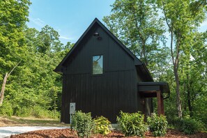 Exterior - Modern Luxury Cabin - Hiking Trails - Farm Stay - Oak Cabin : Unit C (New Richmond)