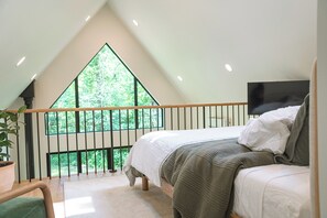 Room - Modern Luxury Cabin - Hiking Trails - Farm Stay - Oak Cabin : Unit C (New Richmond)