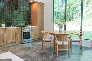 Dining - Modern Luxury Cabin - Hiking Trails - Farm Stay - Oak Cabin : Unit C (New Richmond)