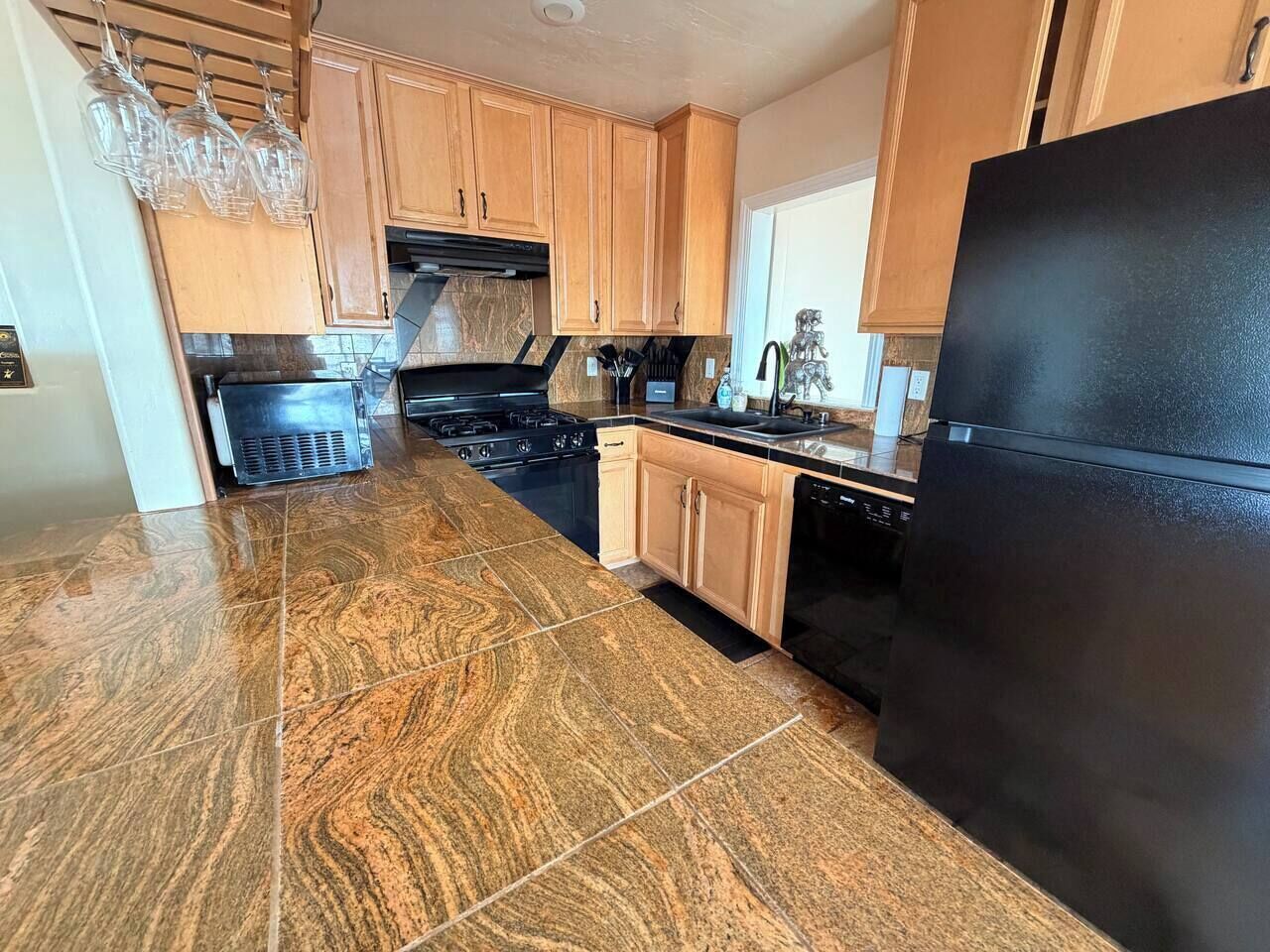 Coffee/tea maker, microwave, stovetop, dishwasher
