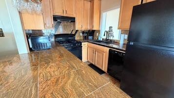 Coffee/tea maker, microwave, stovetop, dishwasher