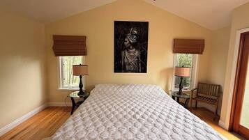 3 bedrooms, desk, iron/ironing board, travel crib