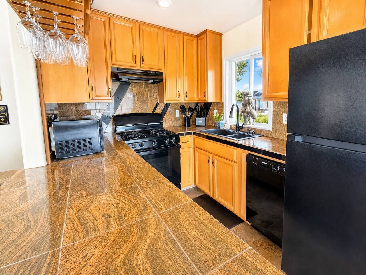 Coffee/tea maker, microwave, stovetop, dishwasher