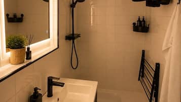 Dusche, Haartrockner, Handtücher, Seife