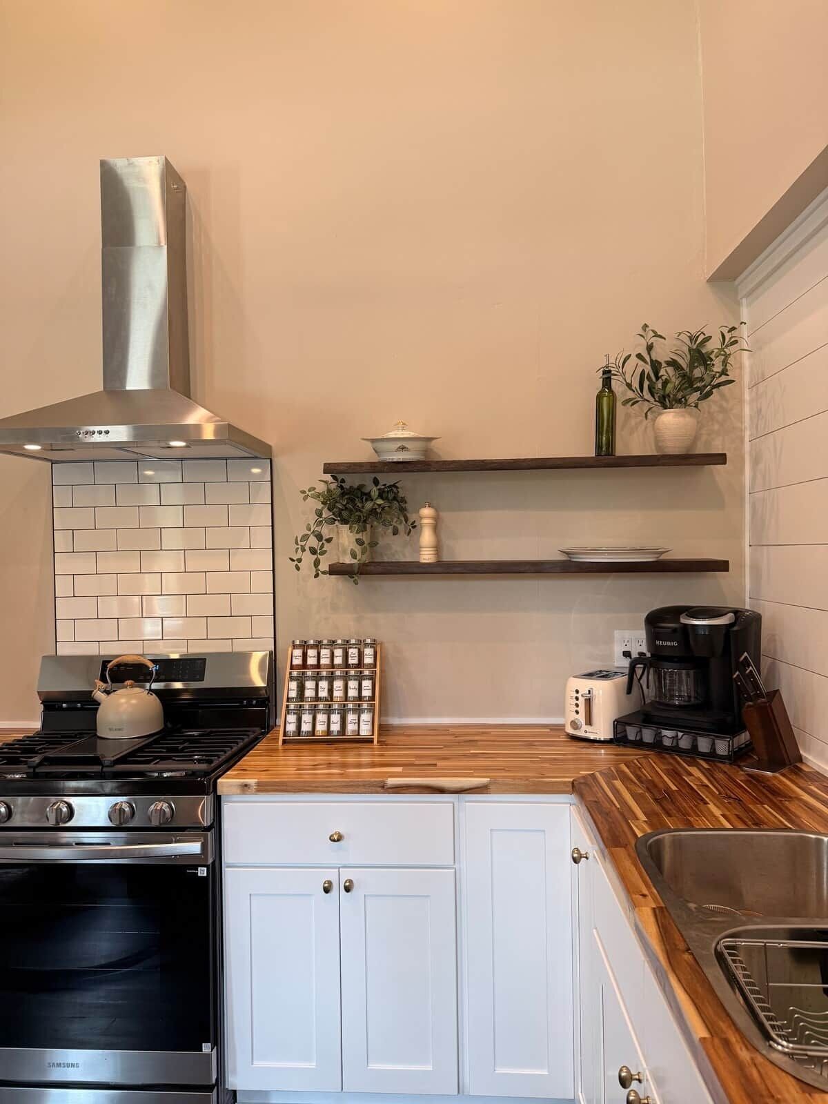 Coffee/tea maker, fridge, microwave, oven