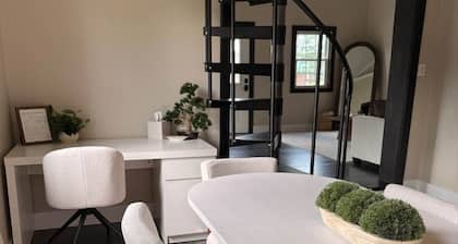 Modern Chalet · 8 Min to Holiday Valley · Sleeps 6