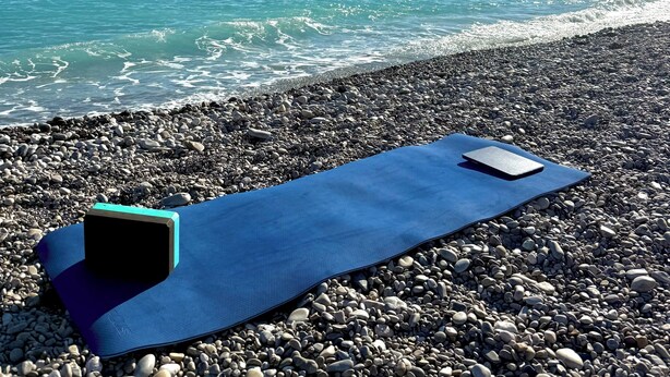 A blue mat on a pebble beach with a clear view of the sea. - Nice Studio "Azure Escape" (Nice)