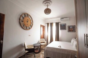 Iron/ironing board, Internet, bed sheets - Ina, votre beaux T2 lumineux avec piscine (Abidjan)