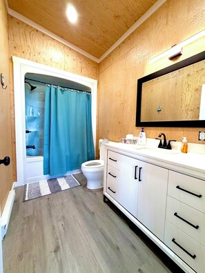 Hair dryer, towels, soap, toilet paper - Beach House - Musgrave Harbour NL (Musgrave Harbour)