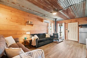 Smart TV, chimenea, mesa de ping pong