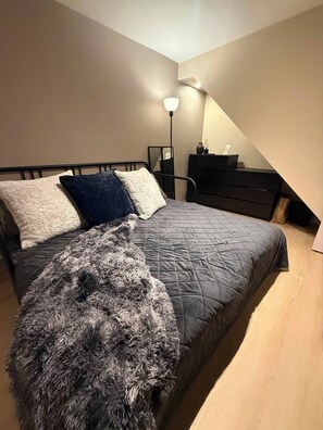 3 bedrooms, iron/ironing board, internet, bed sheets