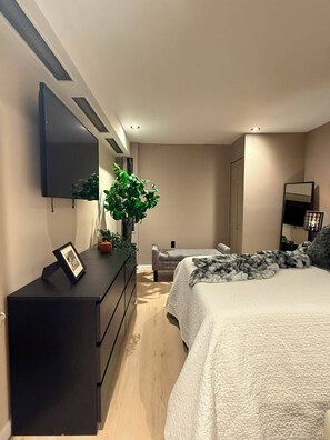 Tabla de planchar con plancha, acceso a internet y ropa de cama 