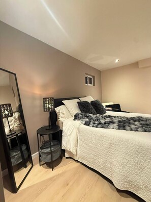 Tabla de planchar con plancha, acceso a internet y ropa de cama 