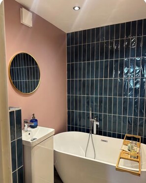 Dusche, Haartrockner, Handtücher, Toilettenpapier