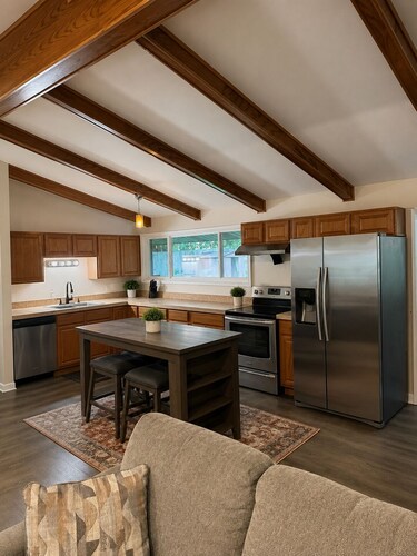 3-bedroom house in delightful Toledo with cool AC and comfort great Location