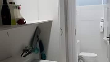Suite | Bathroom | Free toiletries, towels, soap, shampoo