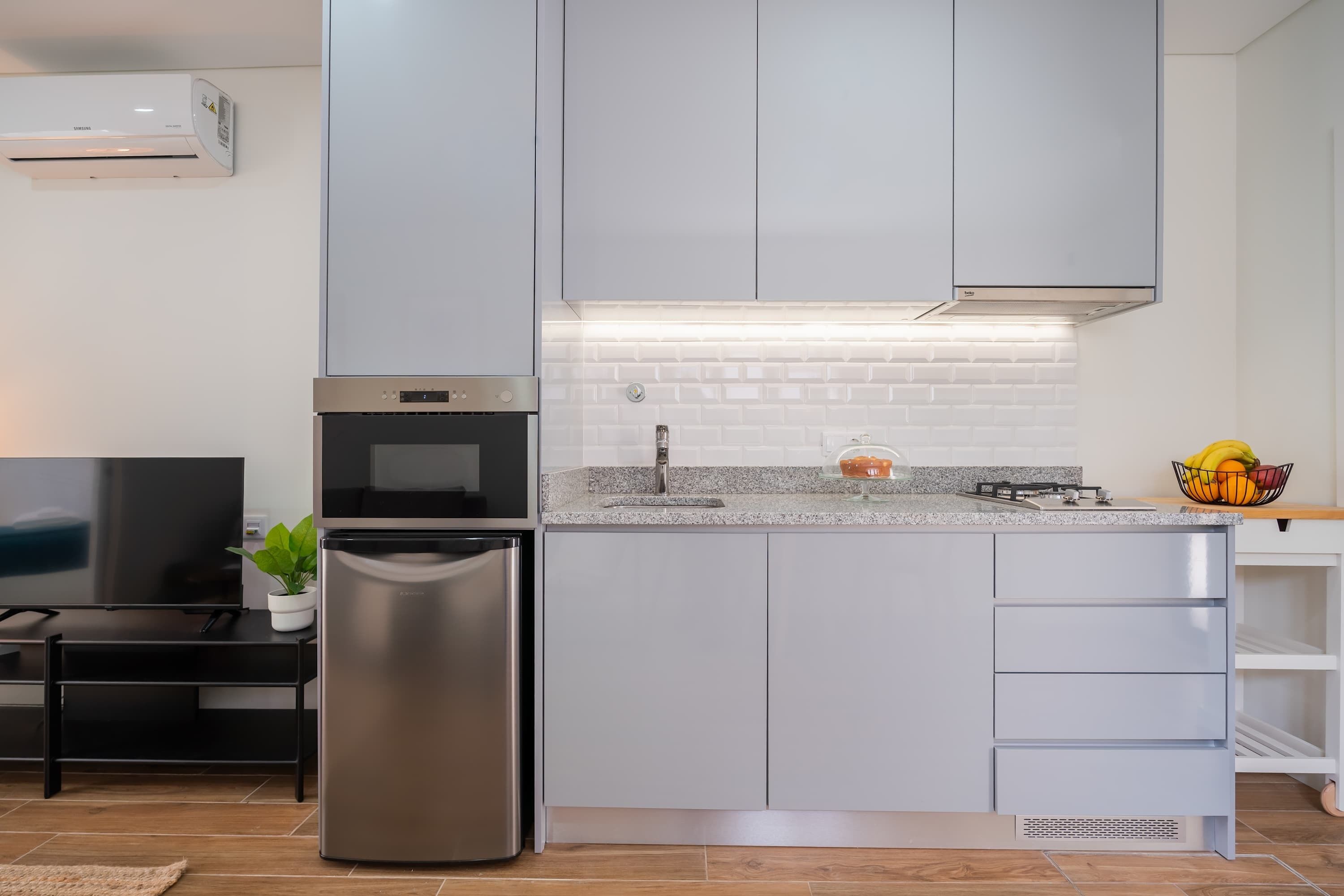 Coffee/tea maker, fridge, microwave, stovetop