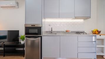 Coffee/tea maker, fridge, microwave, stovetop