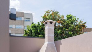 A brick-built outdoor kitchen with a chimney, a sink, and a bench. - 3 Apartments with Swimming Pool by HostWise (Moreira)