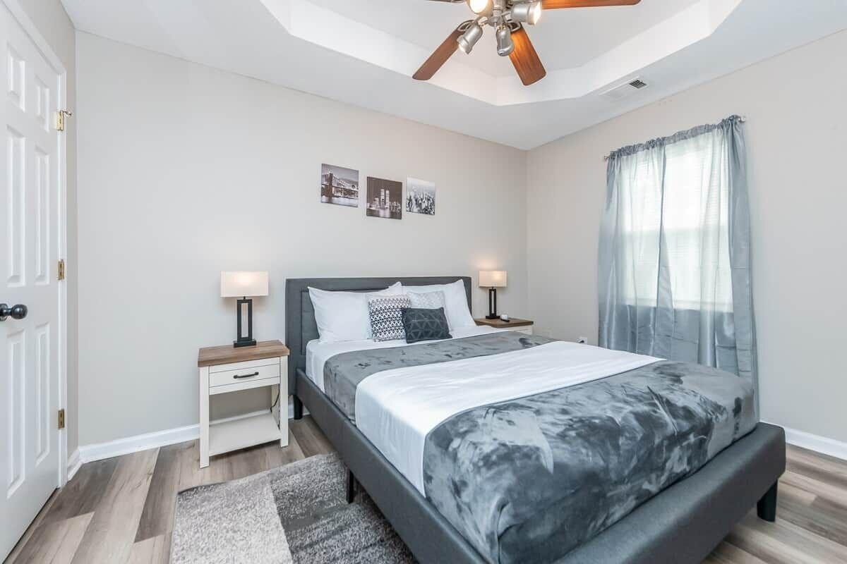 4 bedrooms, iron/ironing board, WiFi, bed sheets