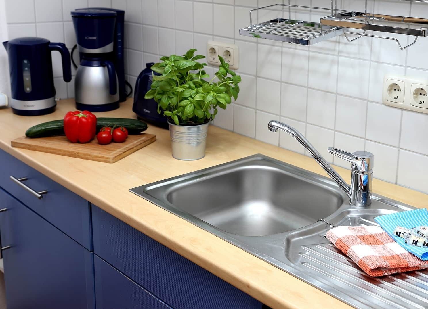Cafetera y tetera, refrigerador, microondas y horno 