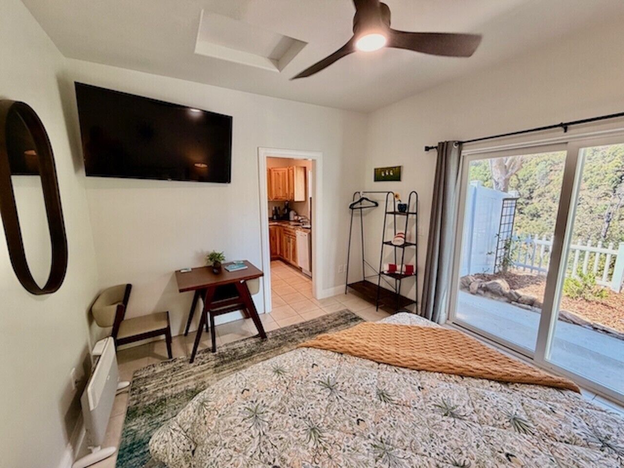 Desk, WiFi, bed sheets