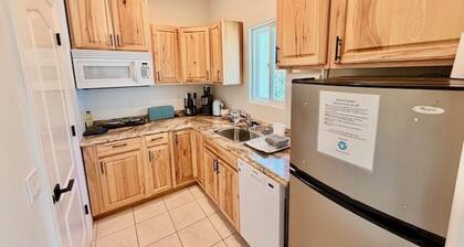 Acorn Cottage - Hot Tub - BBQ - Sleeps 2