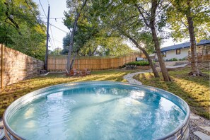 Outdoor spa tub - Private Hot tub, Pool, and Fire Pit - Solara Retreat in Austin (Austin)