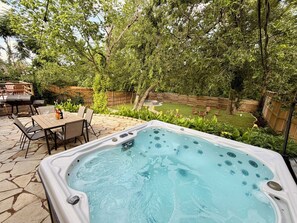 Outdoor dining - Private Hot tub, Pool, and Fire Pit - Solara Retreat in Austin (Austin)
