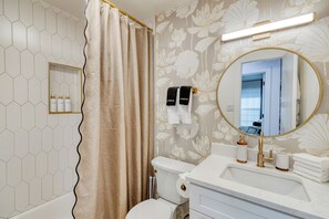 Shower, hair dryer, towels, soap - Private Hot tub, Pool, and Fire Pit - Solara Retreat in Austin (Austin)