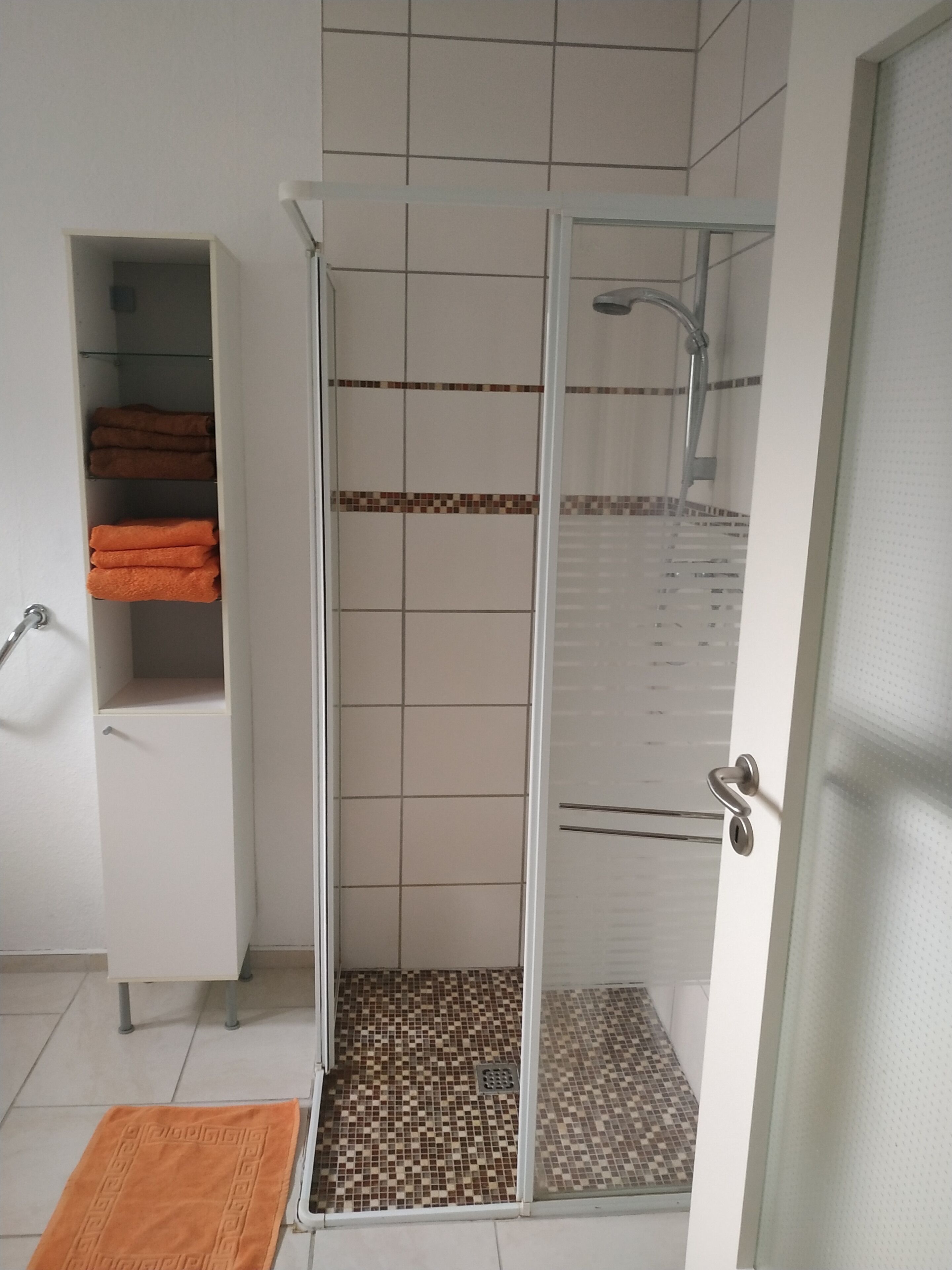 Dusche, Haartrockner, Handtücher, Toilettenpapier