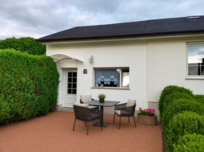 Outdoor dining - "Thüringer Pforte" Vacation Rental—As Cozy as Home (An der Schmücke)