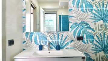 Shower, hair dryer, bidet, towels