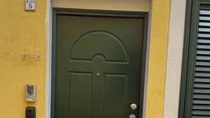 A green door with a keypad lock, a mailbox, and a window with shutters. - Break at Sea (Castellabate)