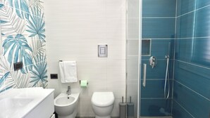 A bathroom with a bidet, toilet, and shower. - Break at Sea (Castellabate)