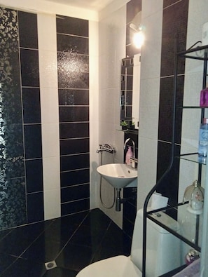 Doccia, asciugacapelli, asciugamani, sapone