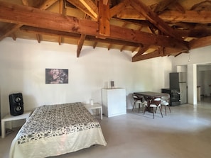 Dining - Stunning stone house with a dovecote near the horses (Mauroux)