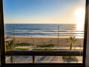 A beach view from a window with a parking lot in the foreground. - Serene 3-bedroom condo in La Serena perfect for your getaway (La Serena)