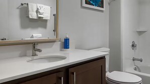 Un baño con lavamanos, inodoro y bañera.