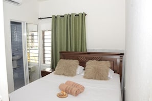 In-room safe, free WiFi - Hostal Marbella 47 (Cartagena de Indias)