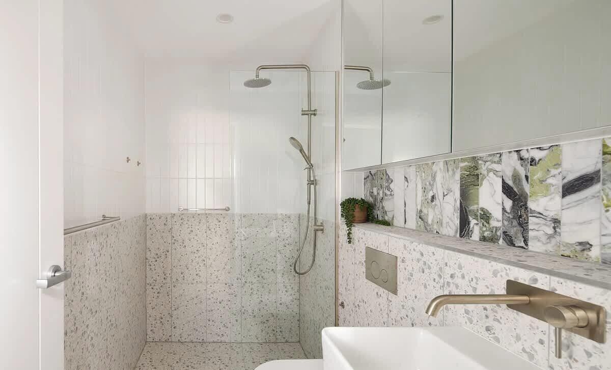 Shower, hair dryer, towels, shampoo