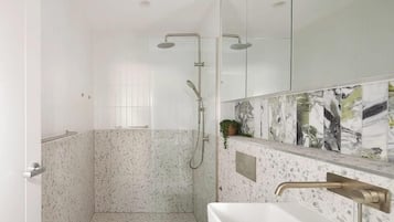 Shower, hair dryer, towels, shampoo